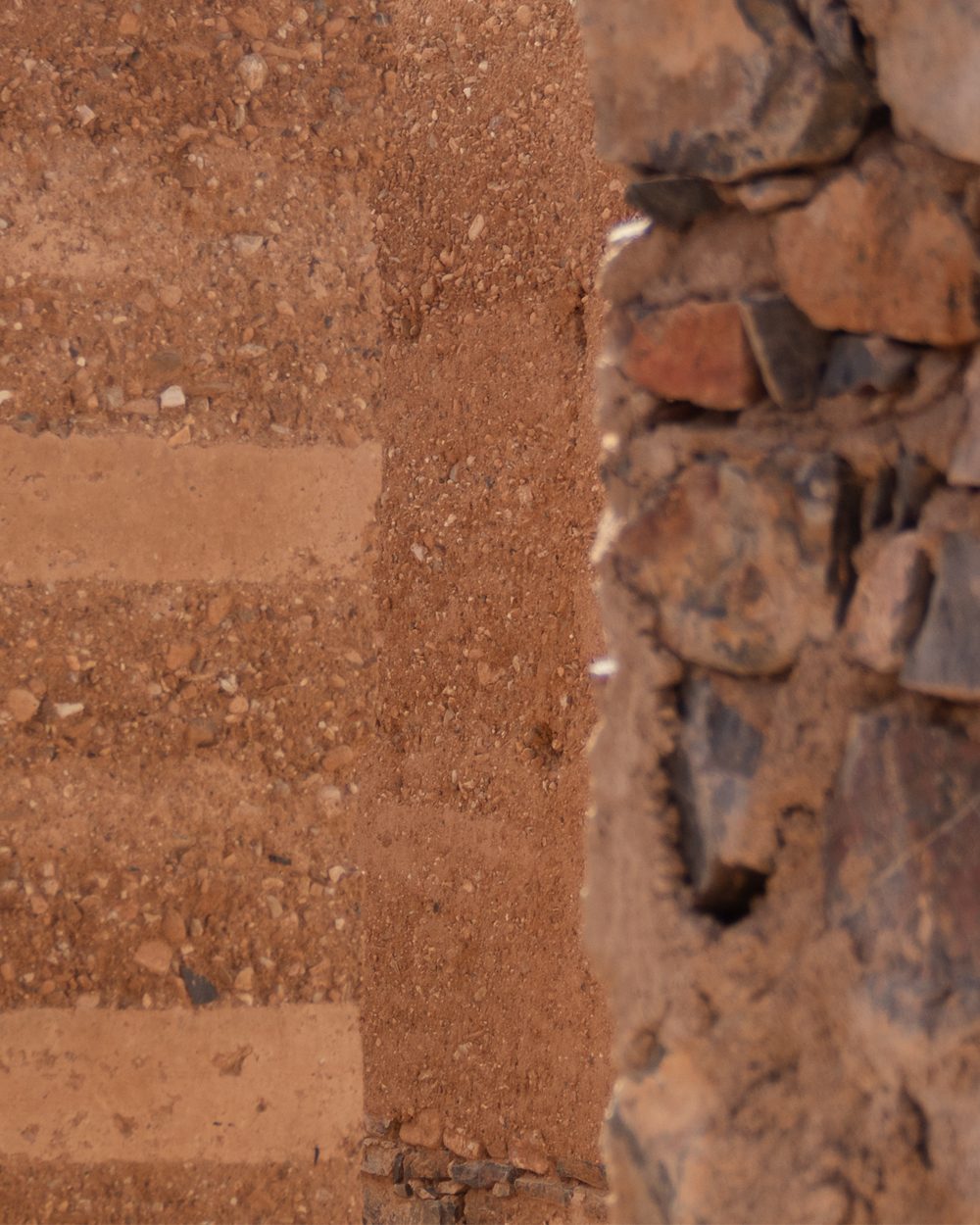 Mur en pisé et maçonnerie de pierre