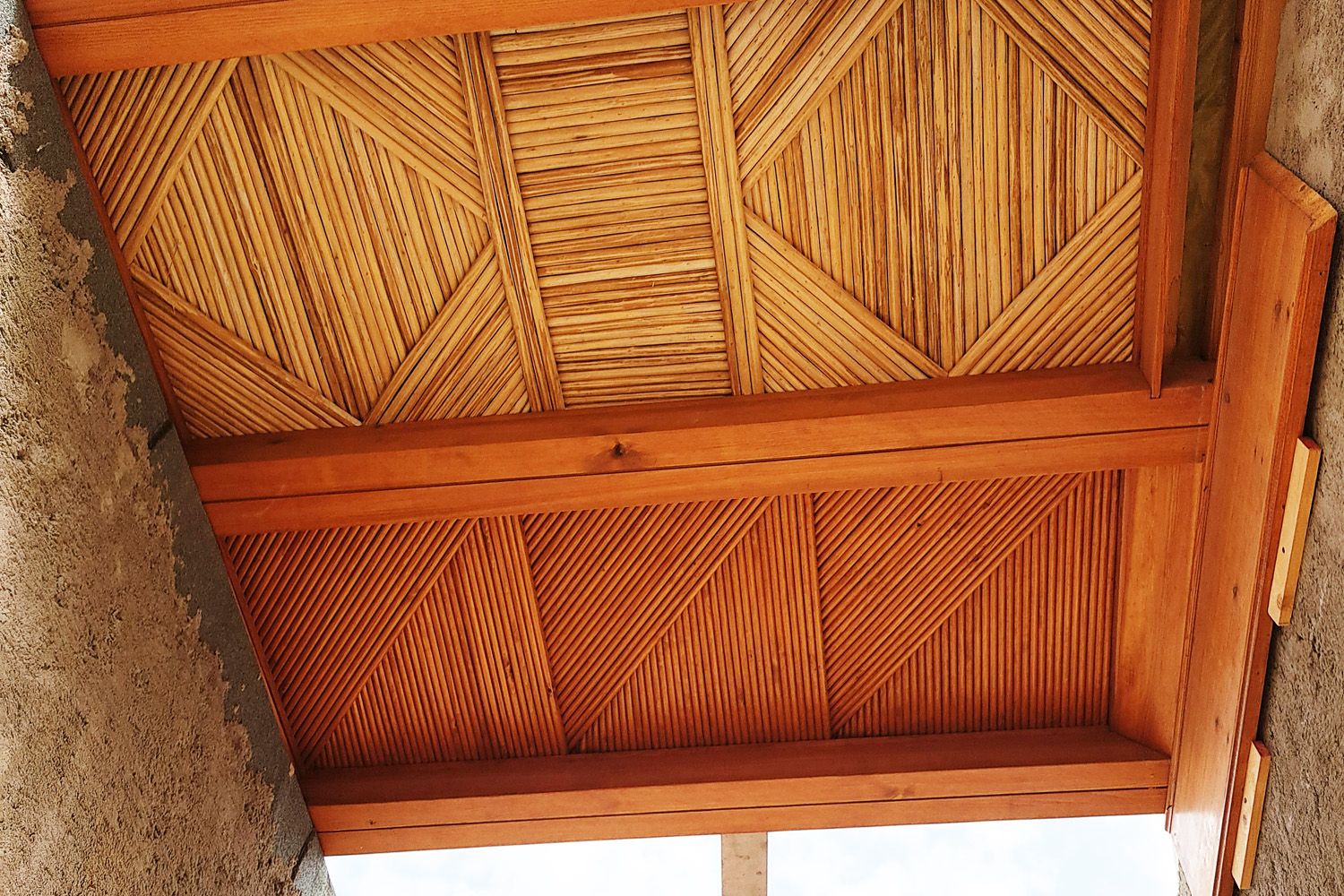 Plafond en bois et roseaux à motifs géométriques