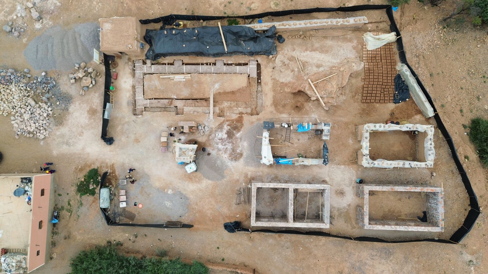 Le chantier vu du ciel, à la verticale : plan des bâtiments et aire de séchage des adobes